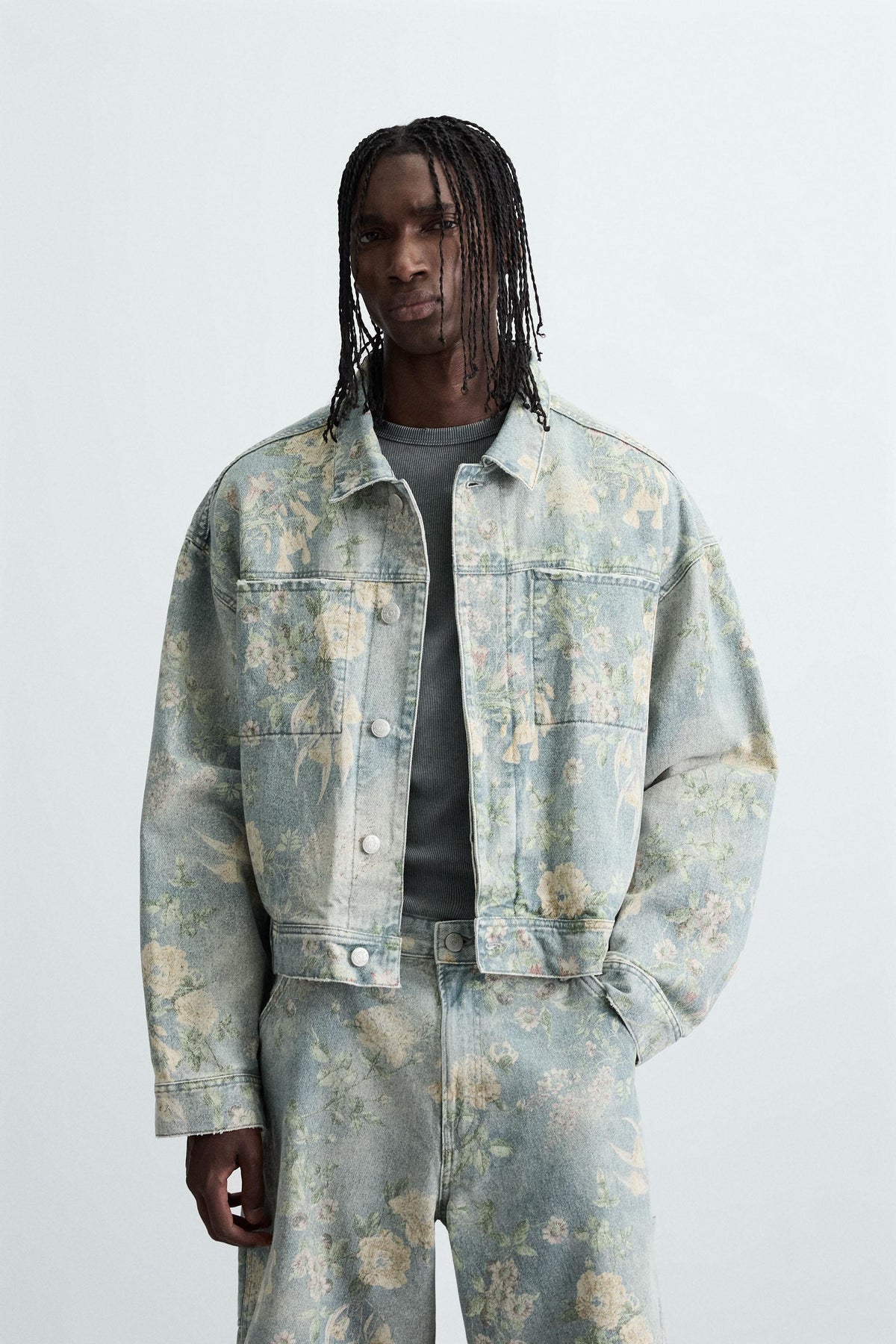 Jeansjacke mit Blumenmuster 