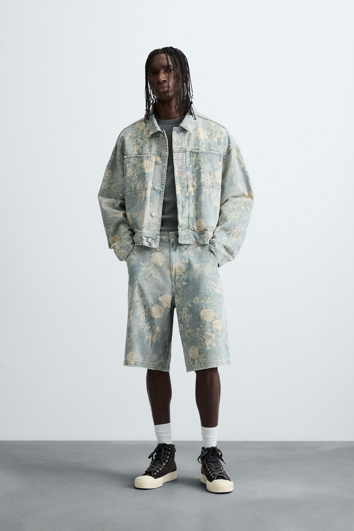 Jeansjacke mit Blumenmuster 