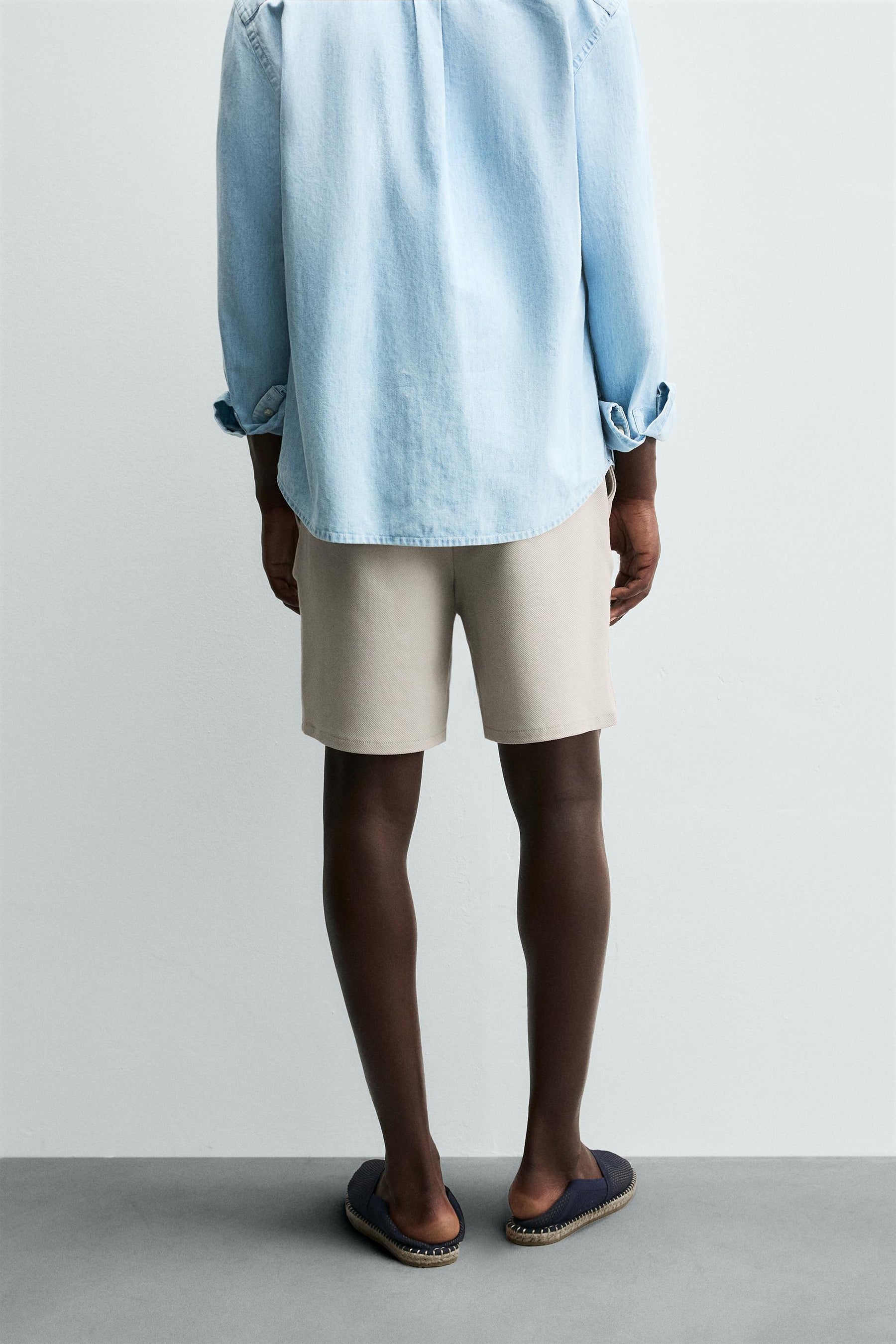 TEXTURED COMFORT BERMUDA SHORTS - Image 3