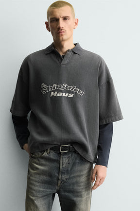 EMBROIDERED SLOGAN POLO SHIRT - Image 6