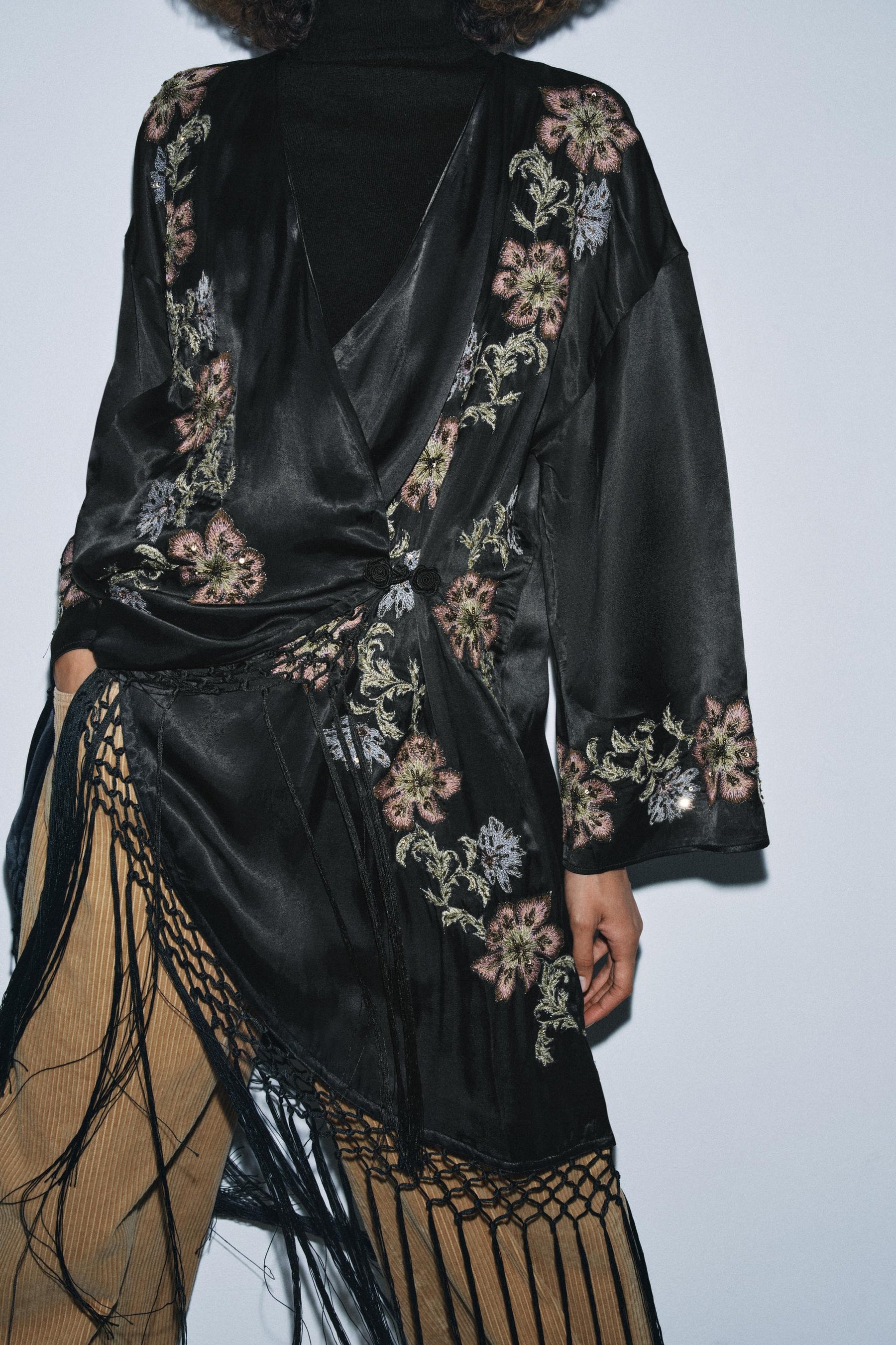 KIMONO WITH FLORAL EMBROIDERY AND FRINGES - Image 5