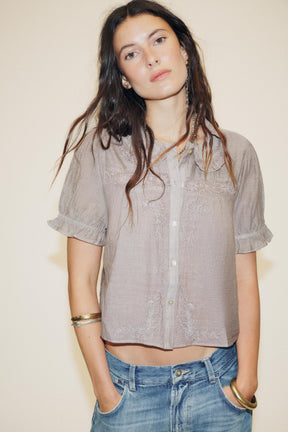 Besticktes Peter-Pan-Hemd