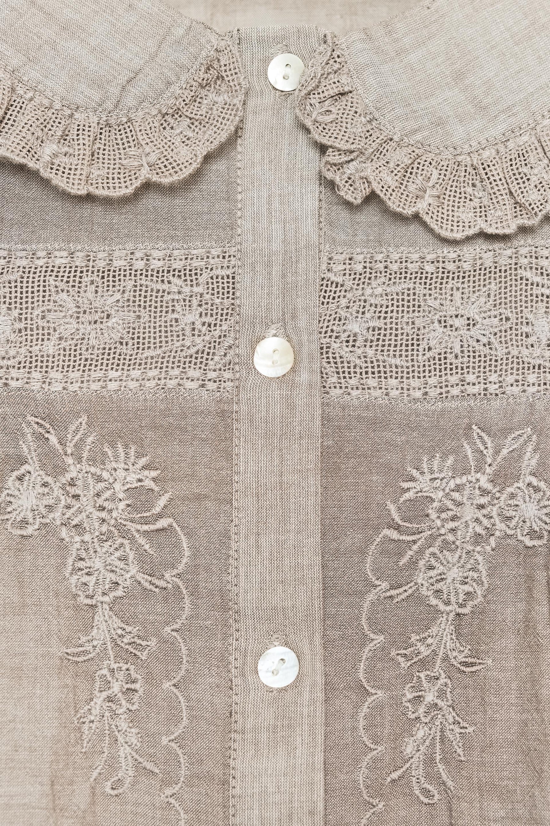 Besticktes Peter-Pan-Hemd