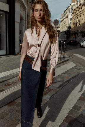 Bluse mit Metallic-Applikationen