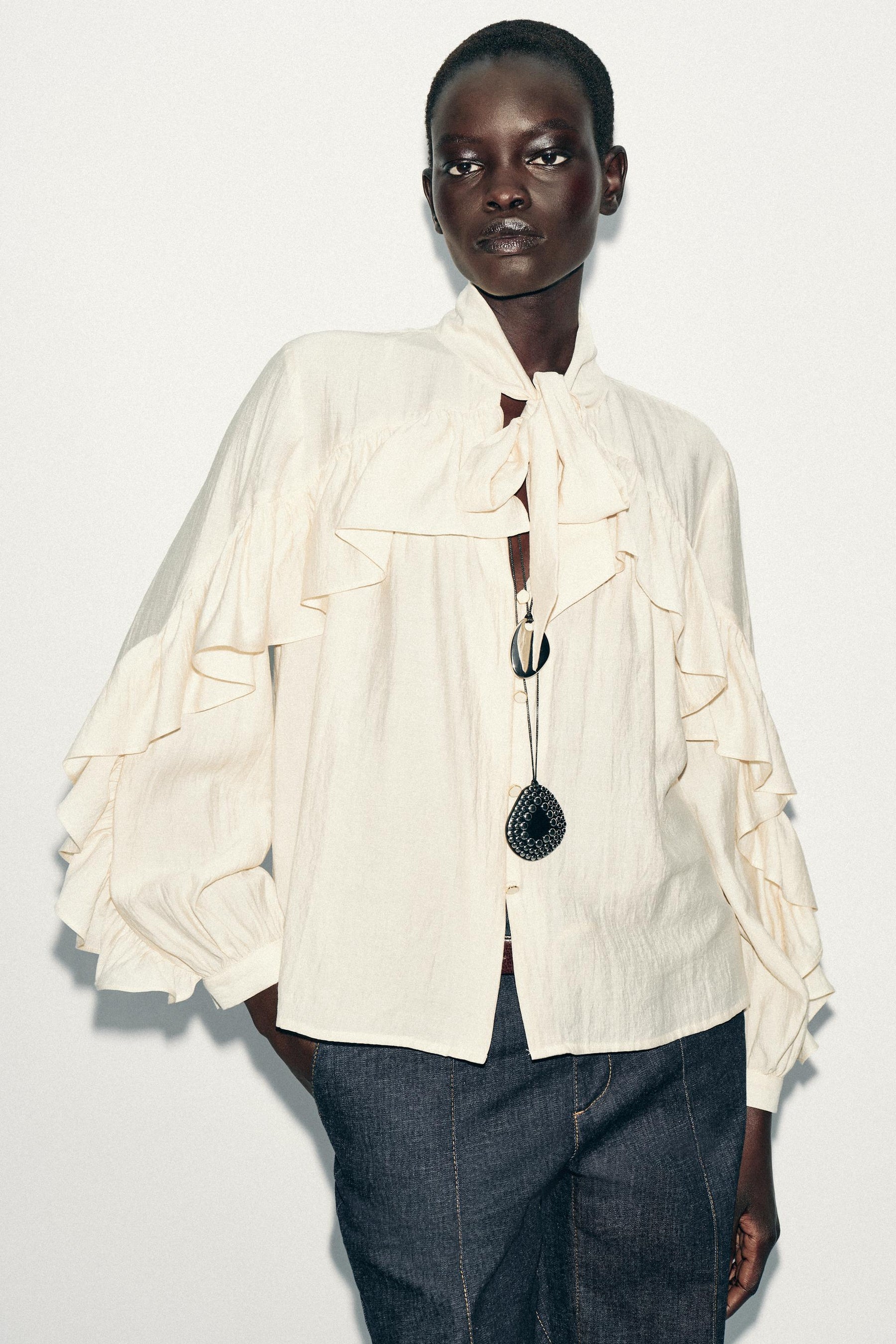 Rüschenbluse mit Schleife