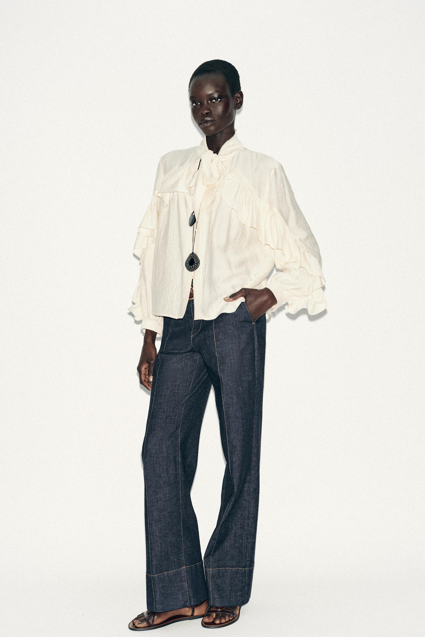 Rüschenbluse mit Schleife