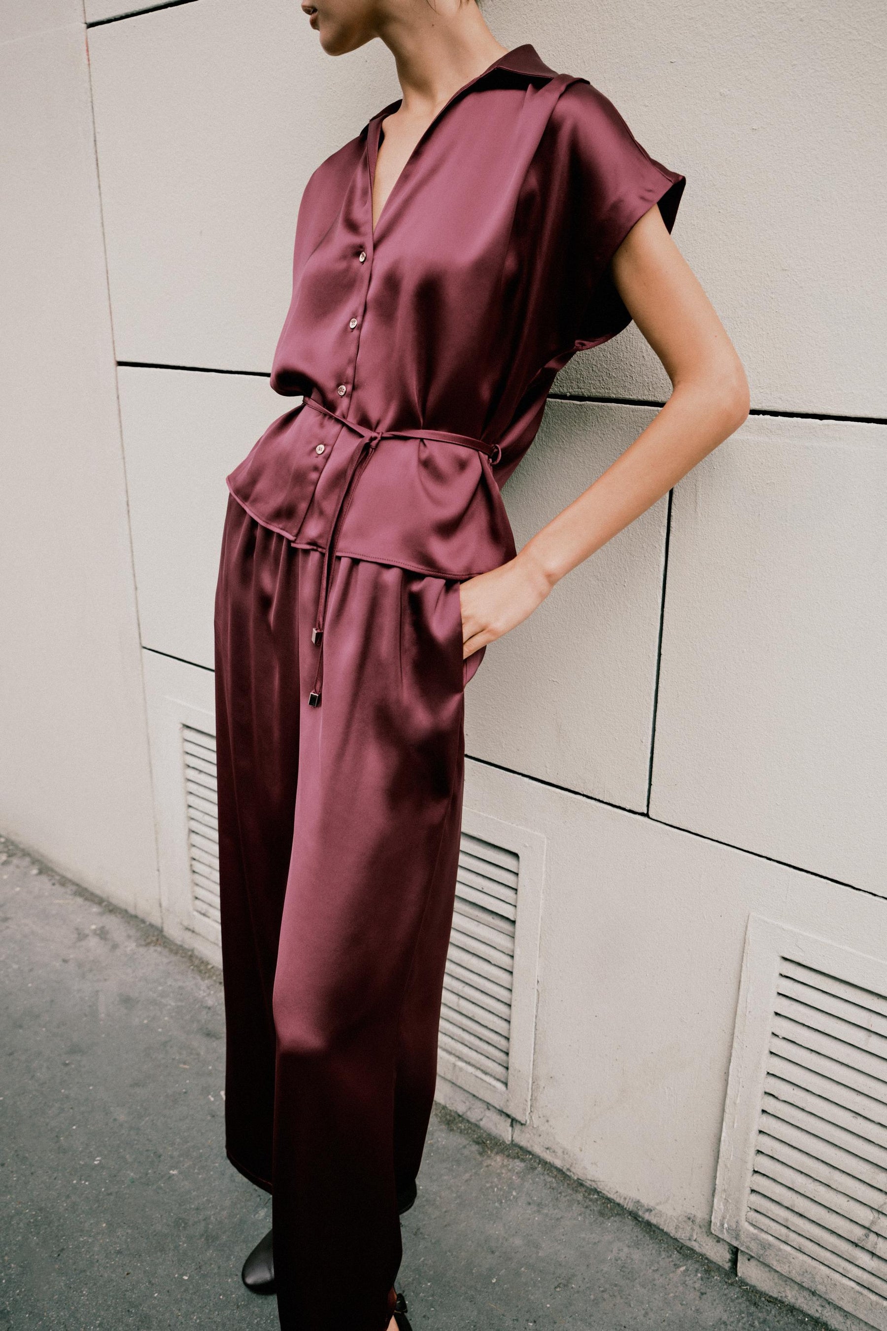 SCHLANKE HOCHGESCHNITTENE HOSE