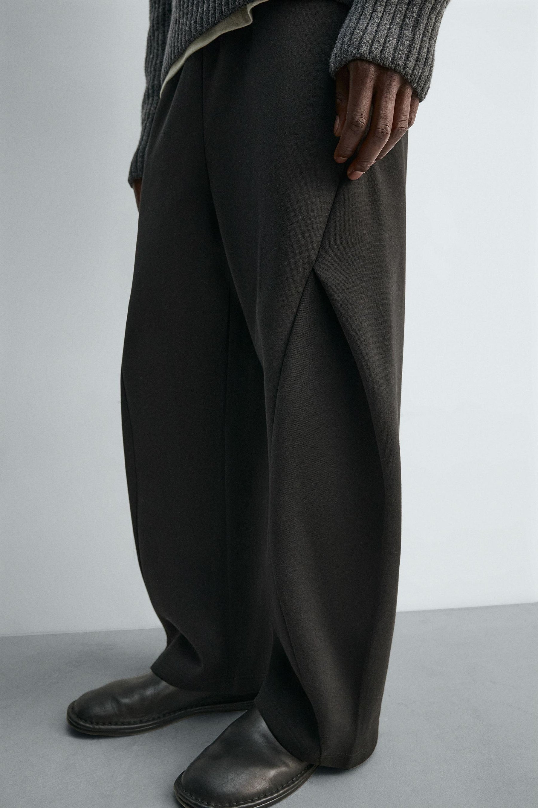 NEOPRENE-EFFECT PLEATED BALLOON FIT TROUSERS - Image 5