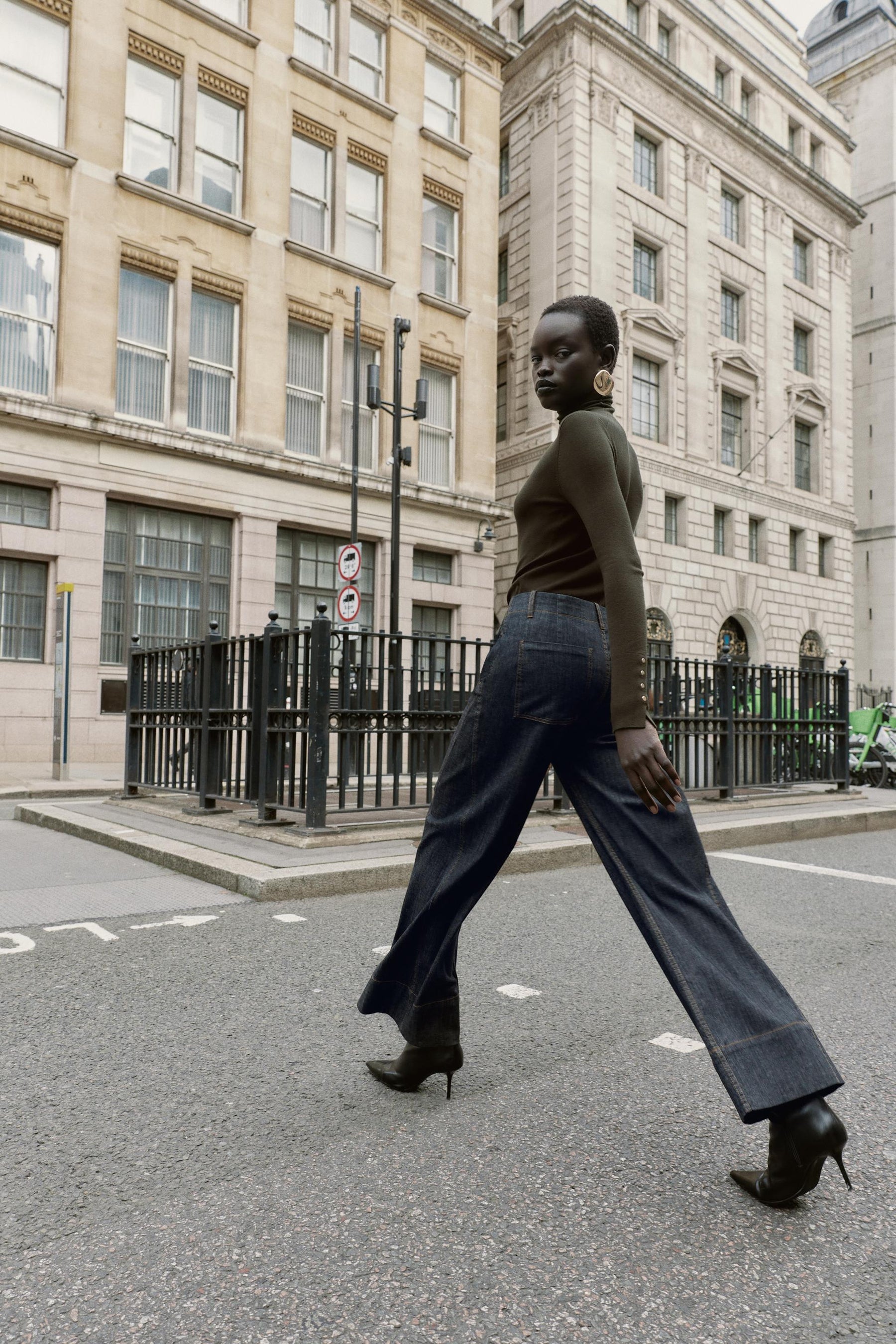 HOSE MIT WEITEM BEIN