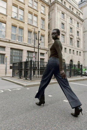 HOSE MIT WEITEM BEIN