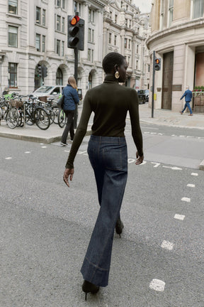 HOSE MIT WEITEM BEIN