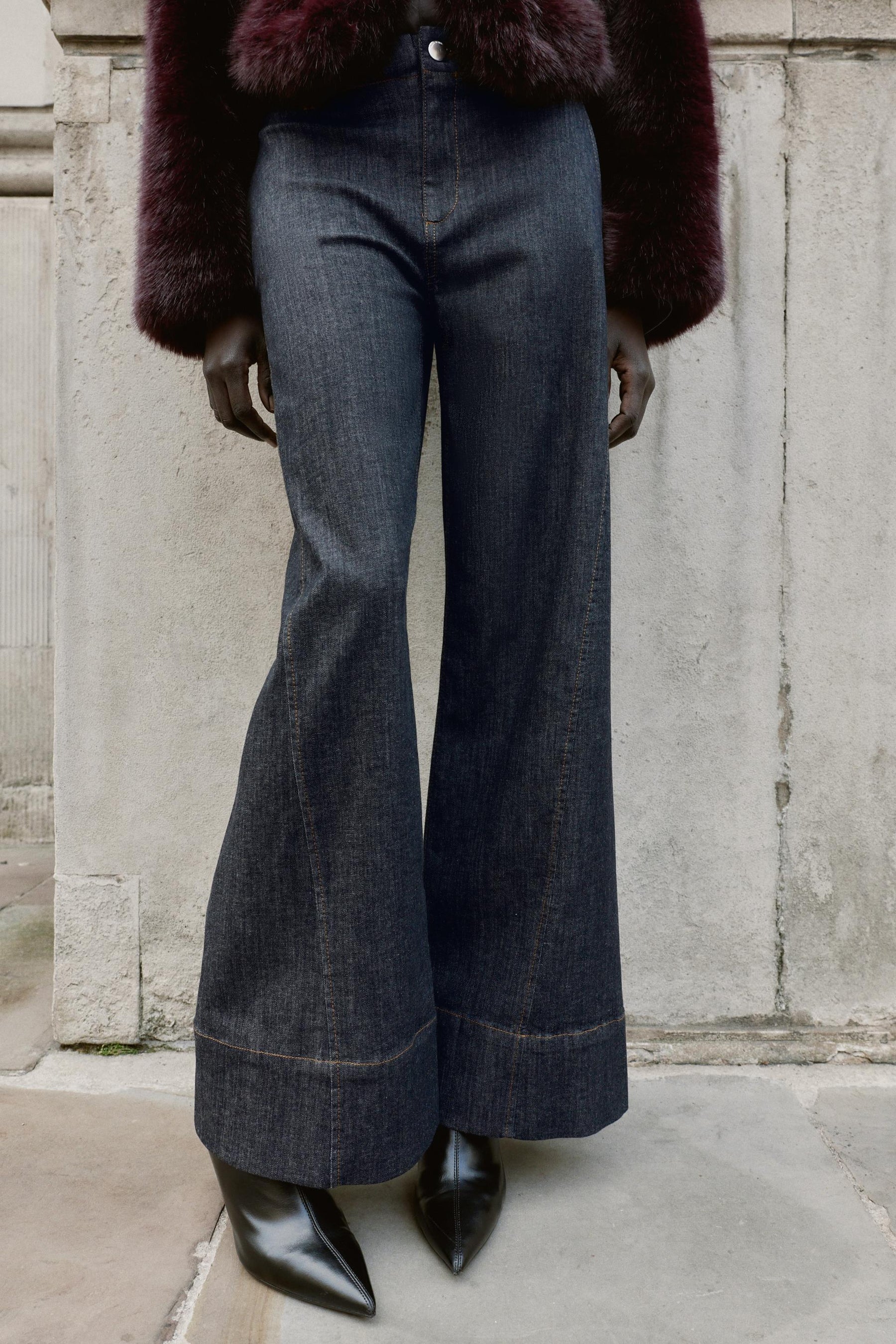 HOSE MIT WEITEM BEIN