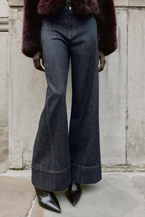 HOSE MIT WEITEM BEIN