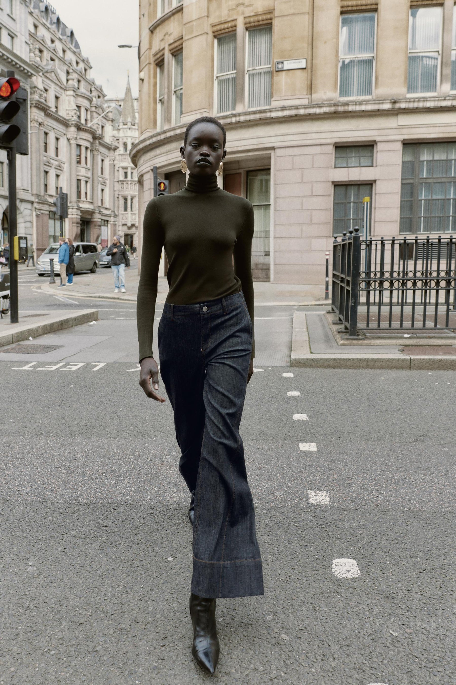 HOSE MIT WEITEM BEIN