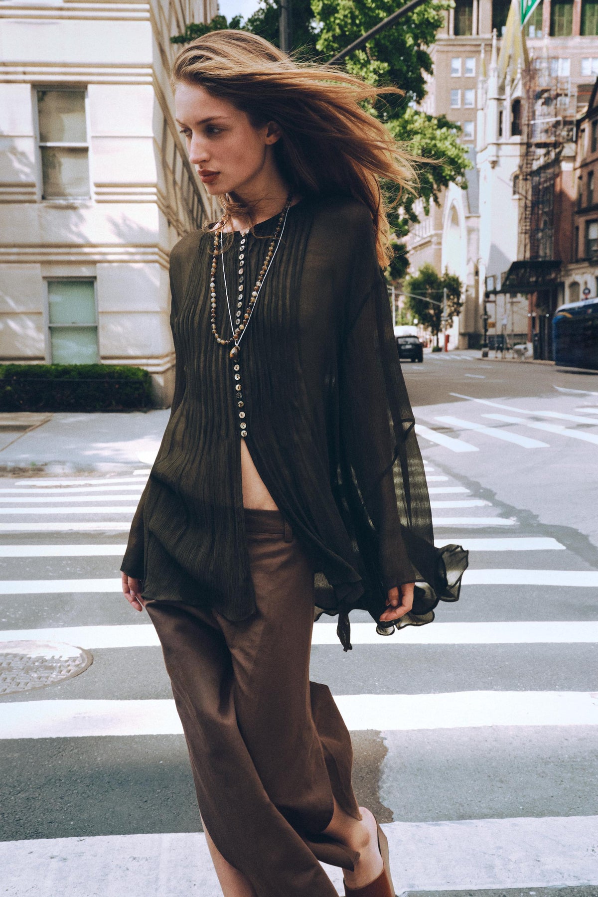 Weit geschnittene Hose mit Schlitzen