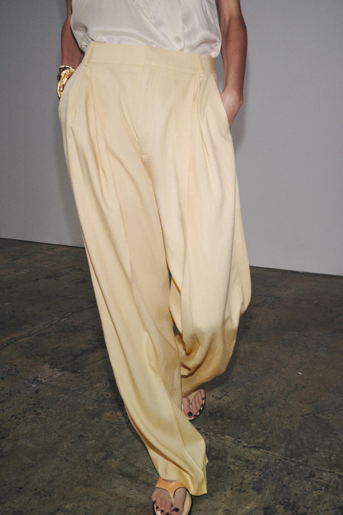 Weit geschnittene, abgenähte Hose