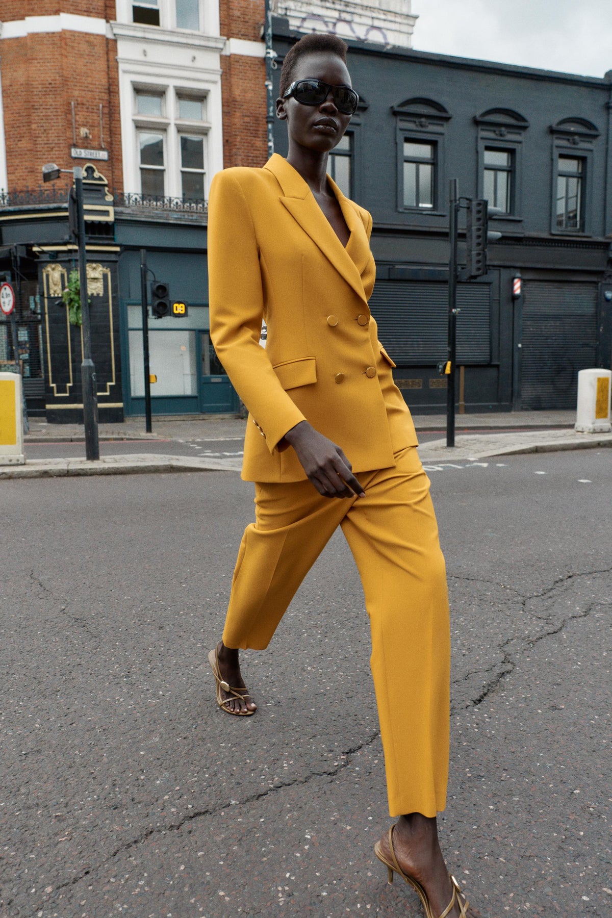 Schmale, hochgeschnittene Hose