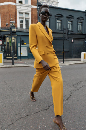 Schmale, hochgeschnittene Hose