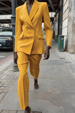 Schmale, hochgeschnittene Hose