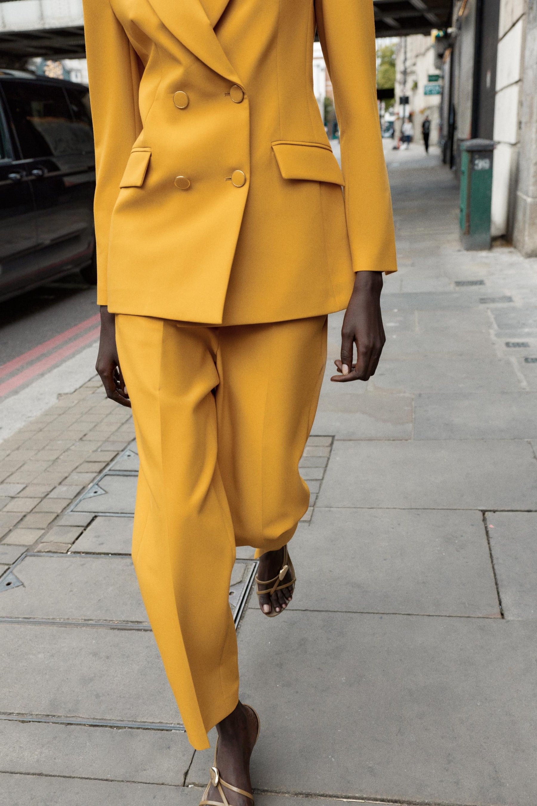 Schmale, hochgeschnittene Hose