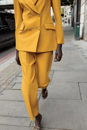 Schmale, hochgeschnittene Hose