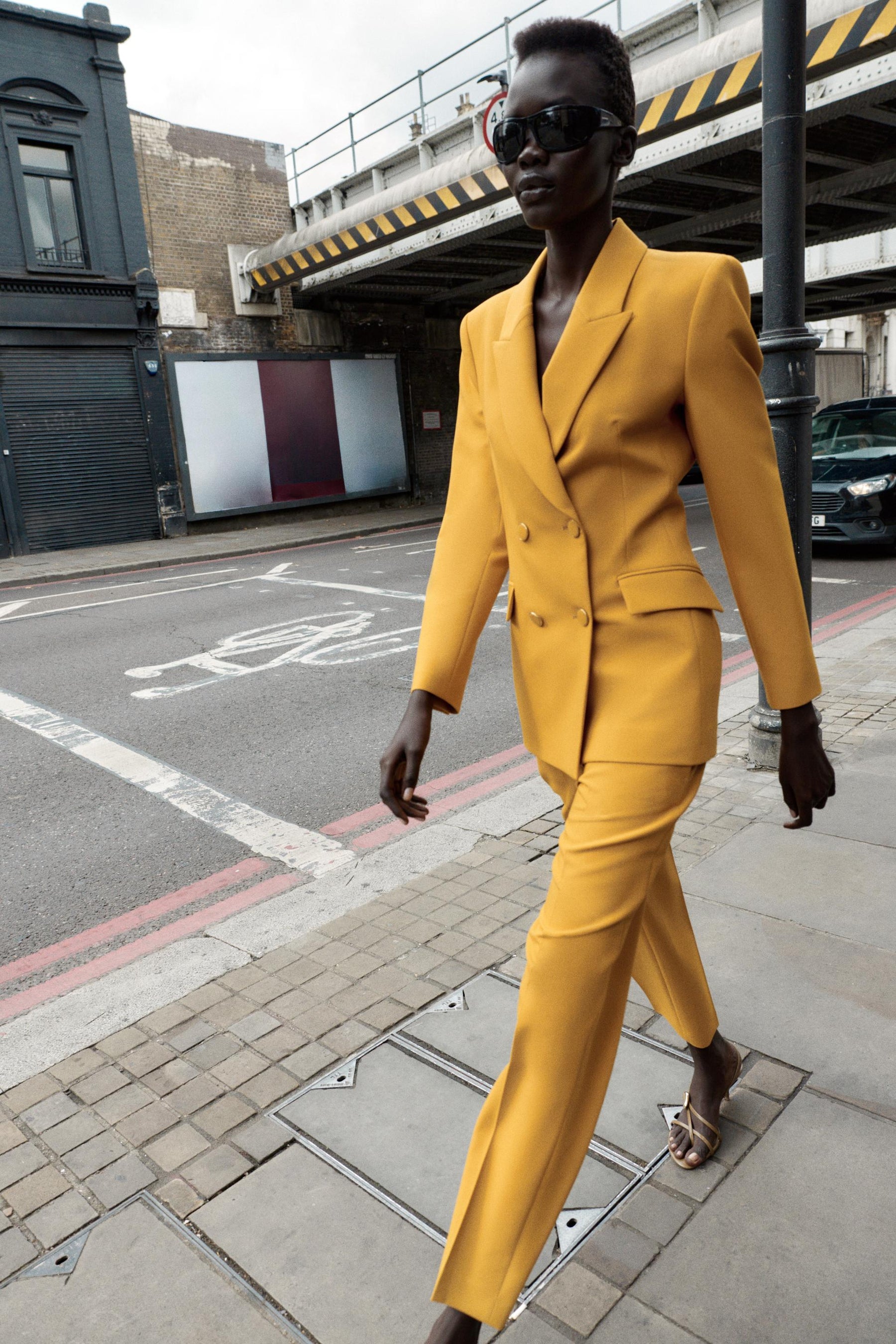 Schmale, hochgeschnittene Hose