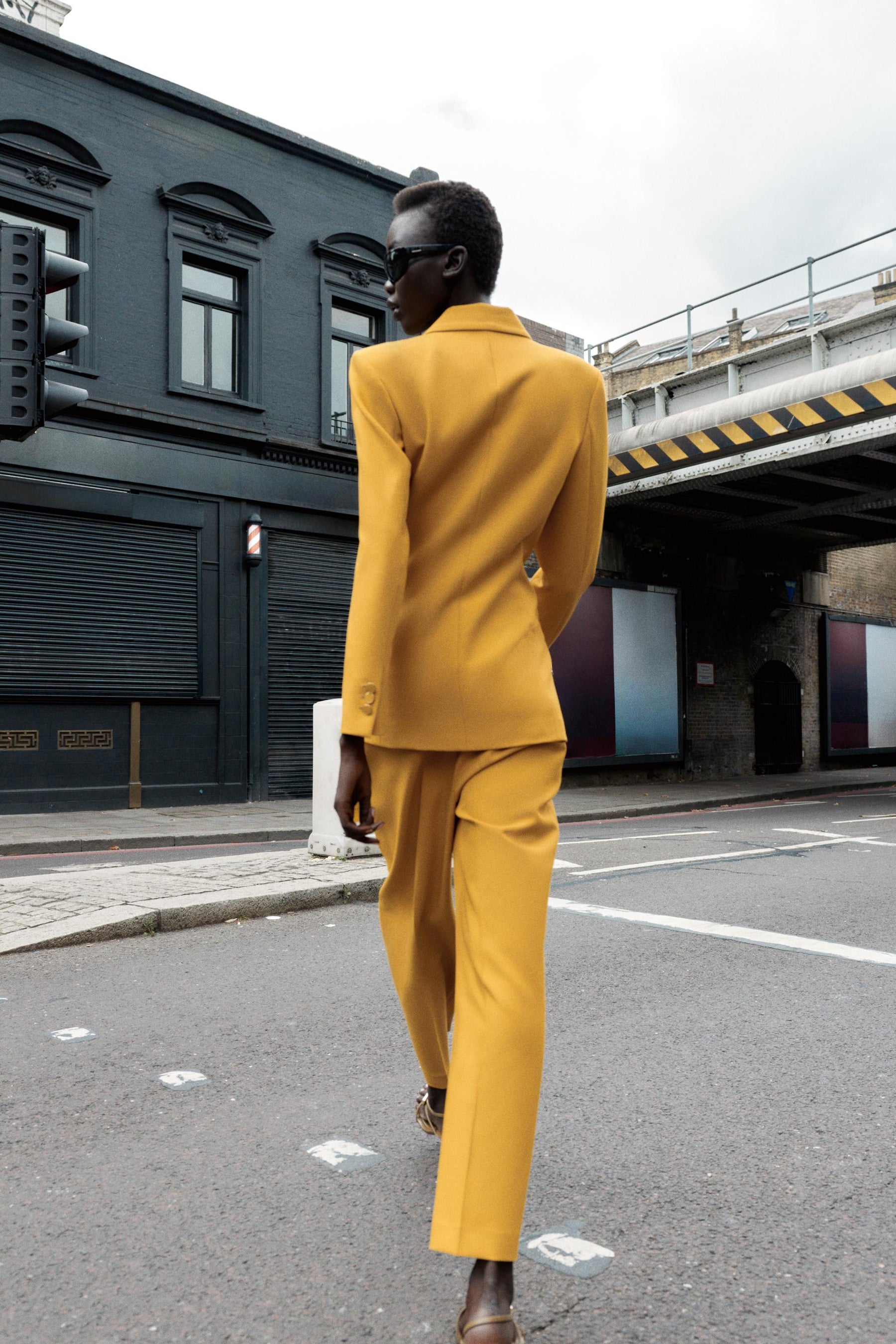 Schmale, hochgeschnittene Hose