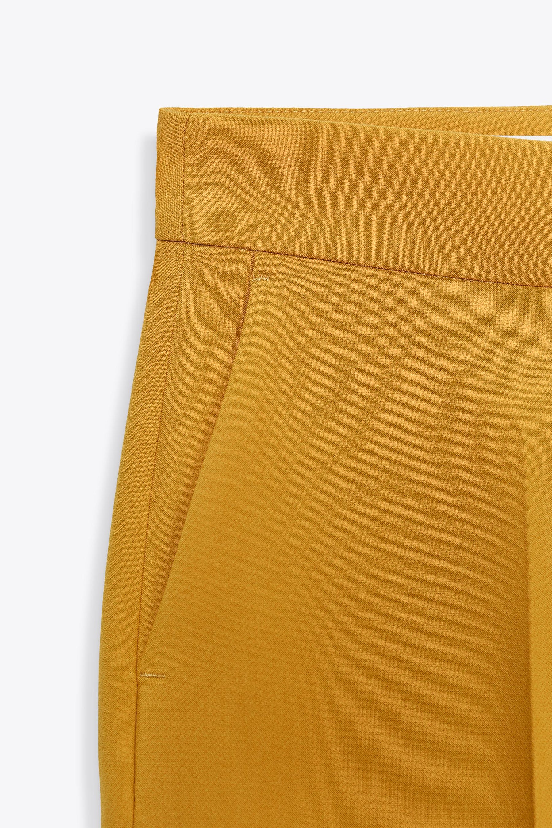 Schmale, hochgeschnittene Hose