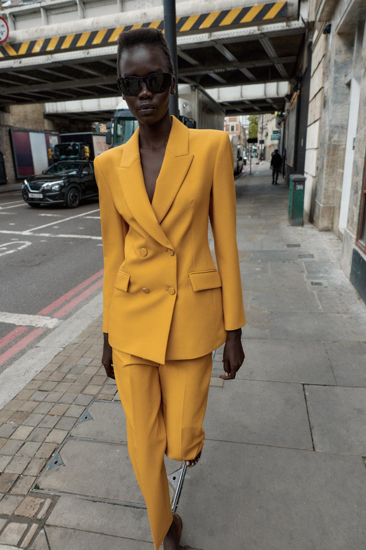 Schmale, hochgeschnittene Hose