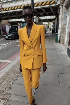 Schmale, hochgeschnittene Hose