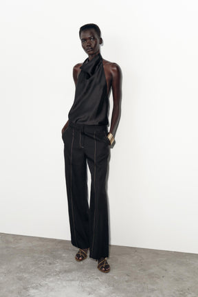 Hose mit geradem Bein und Ziernähten