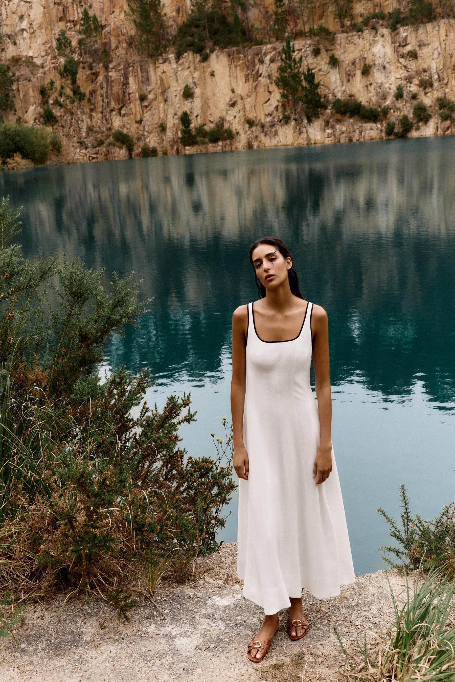 Crossover-Sandalen mit Metalldetails