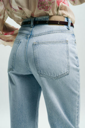 Hochgeschnittene Jeans mit Gürtel