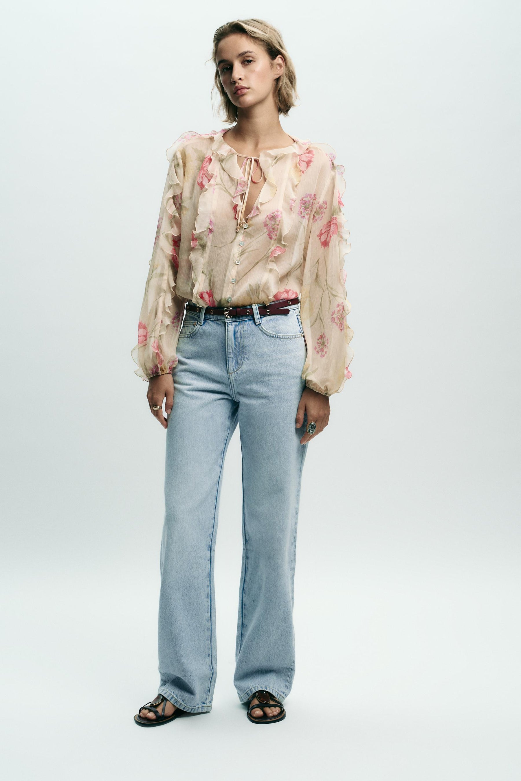 Hochgeschnittene Jeans mit Gürtel