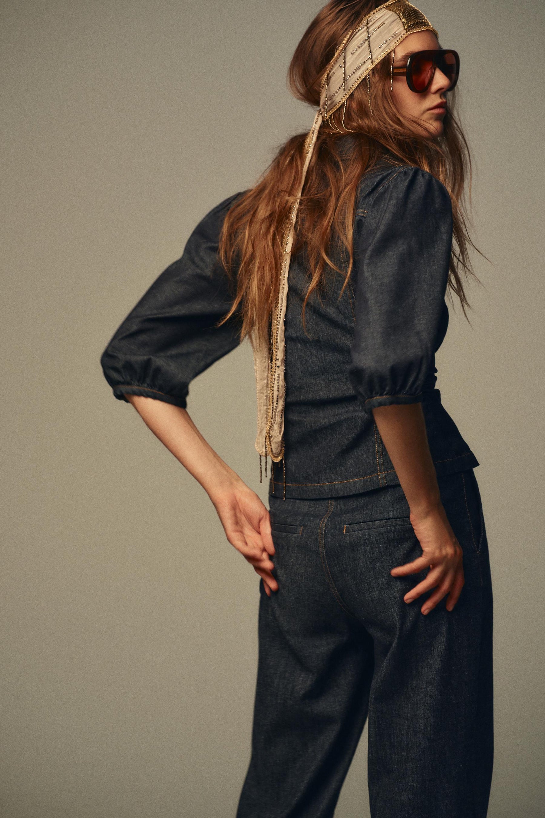 Figurbetonte Jeans mit Puffärmeln