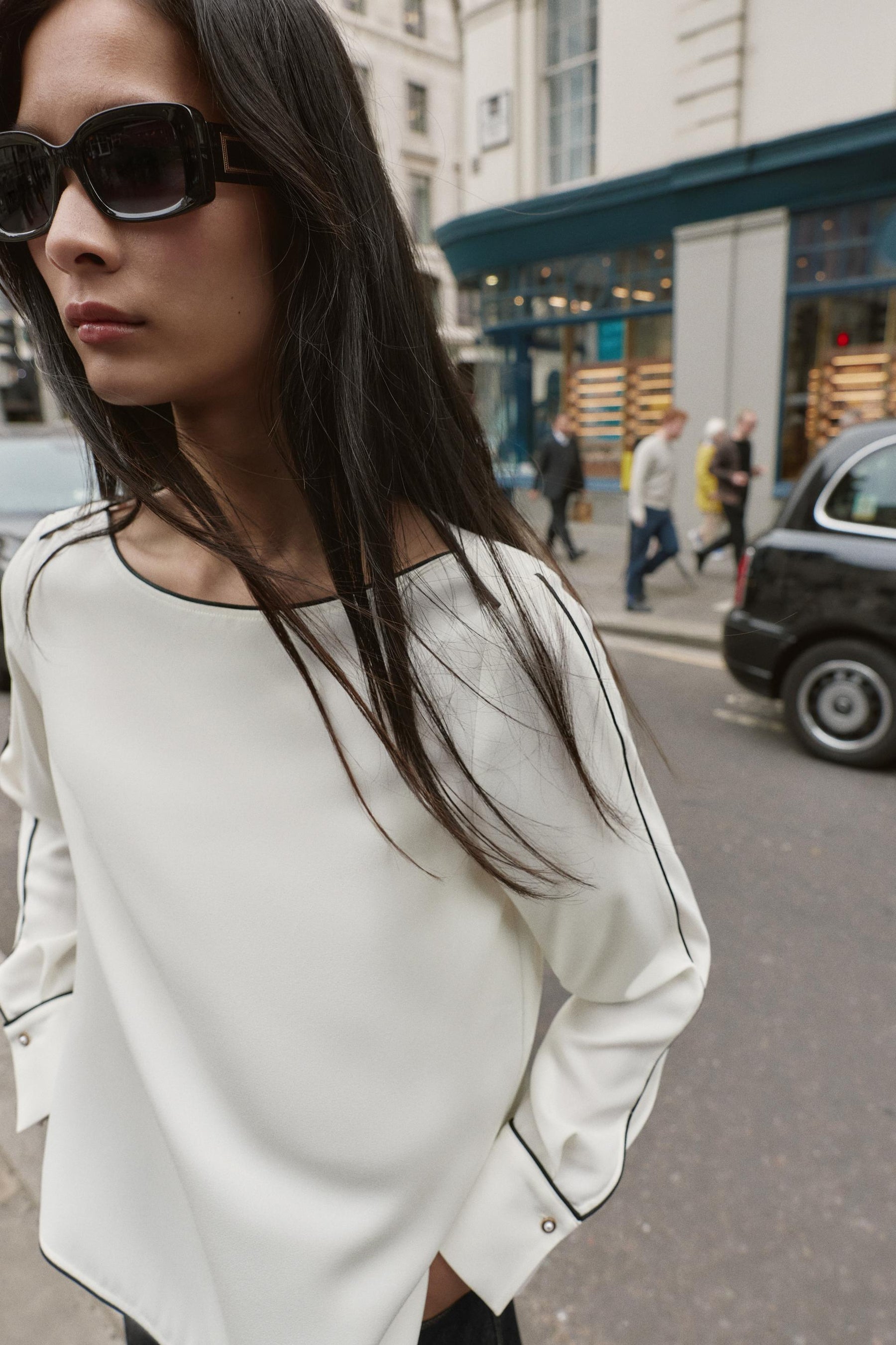 Kontrastierende Crêpe-Bluse