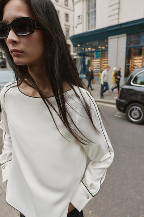 Kontrastierende Crêpe-Bluse