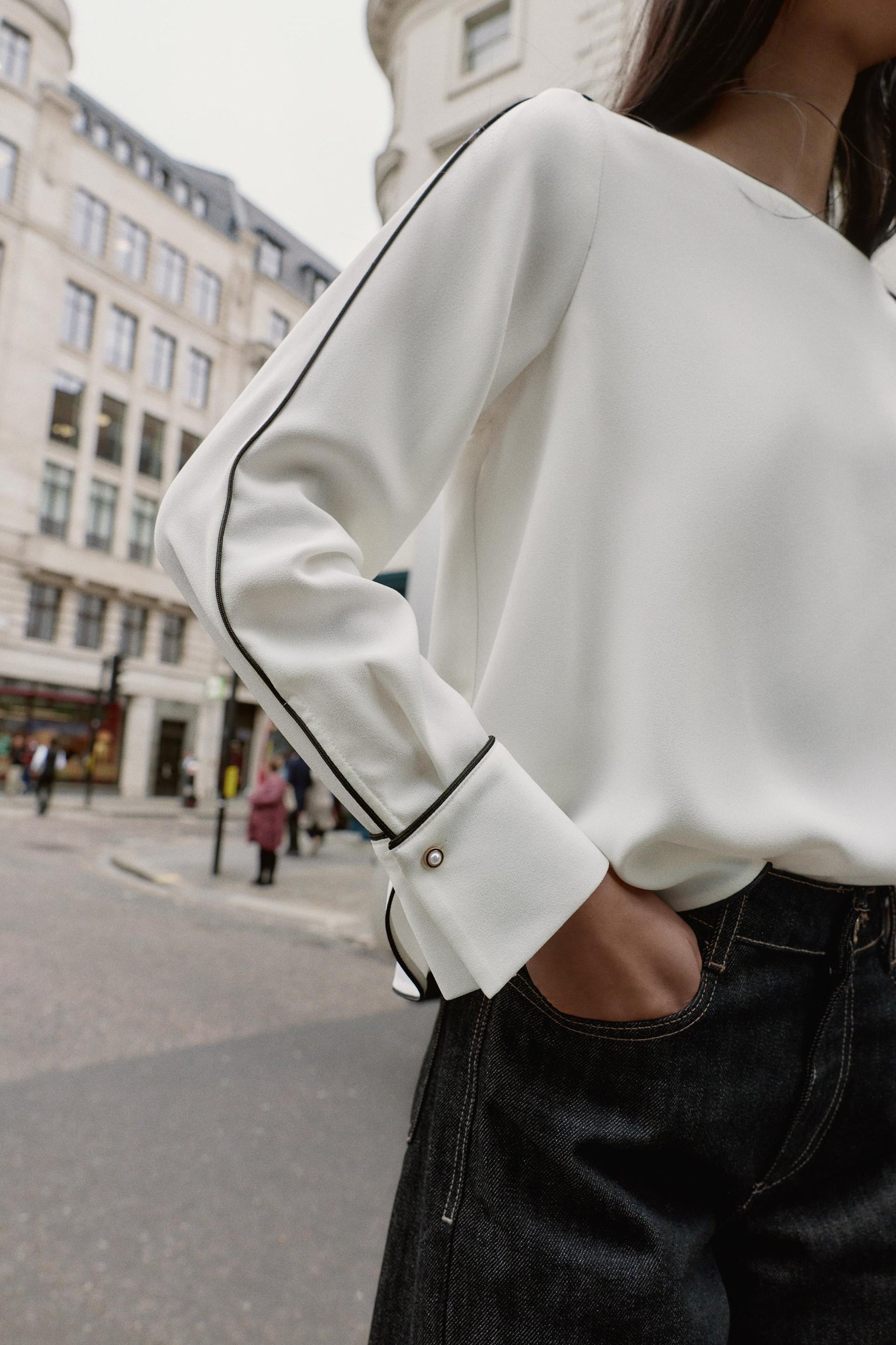 Kontrastierende Crêpe-Bluse