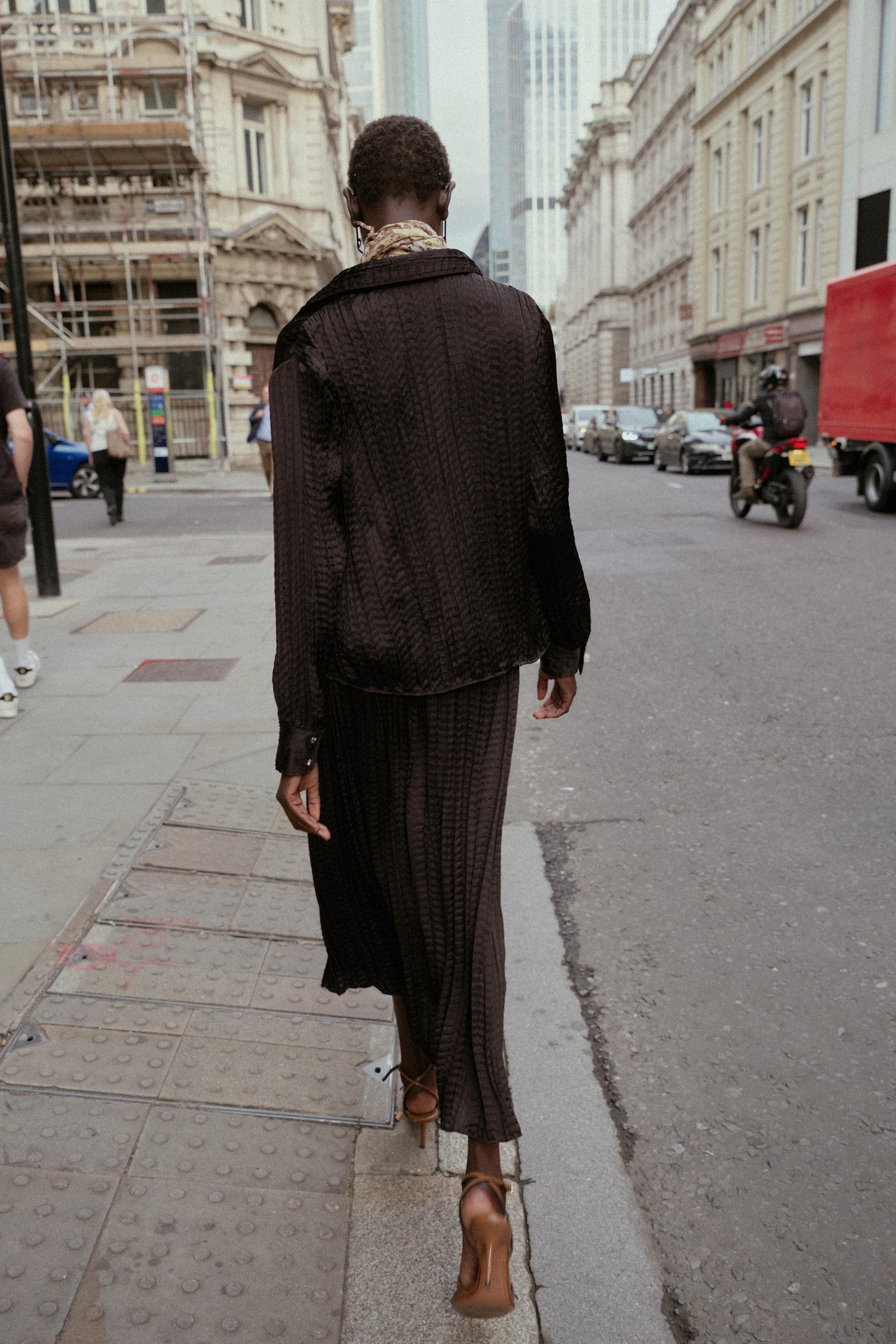 Oversize-Satinhemd mit Crinkle-Effekt