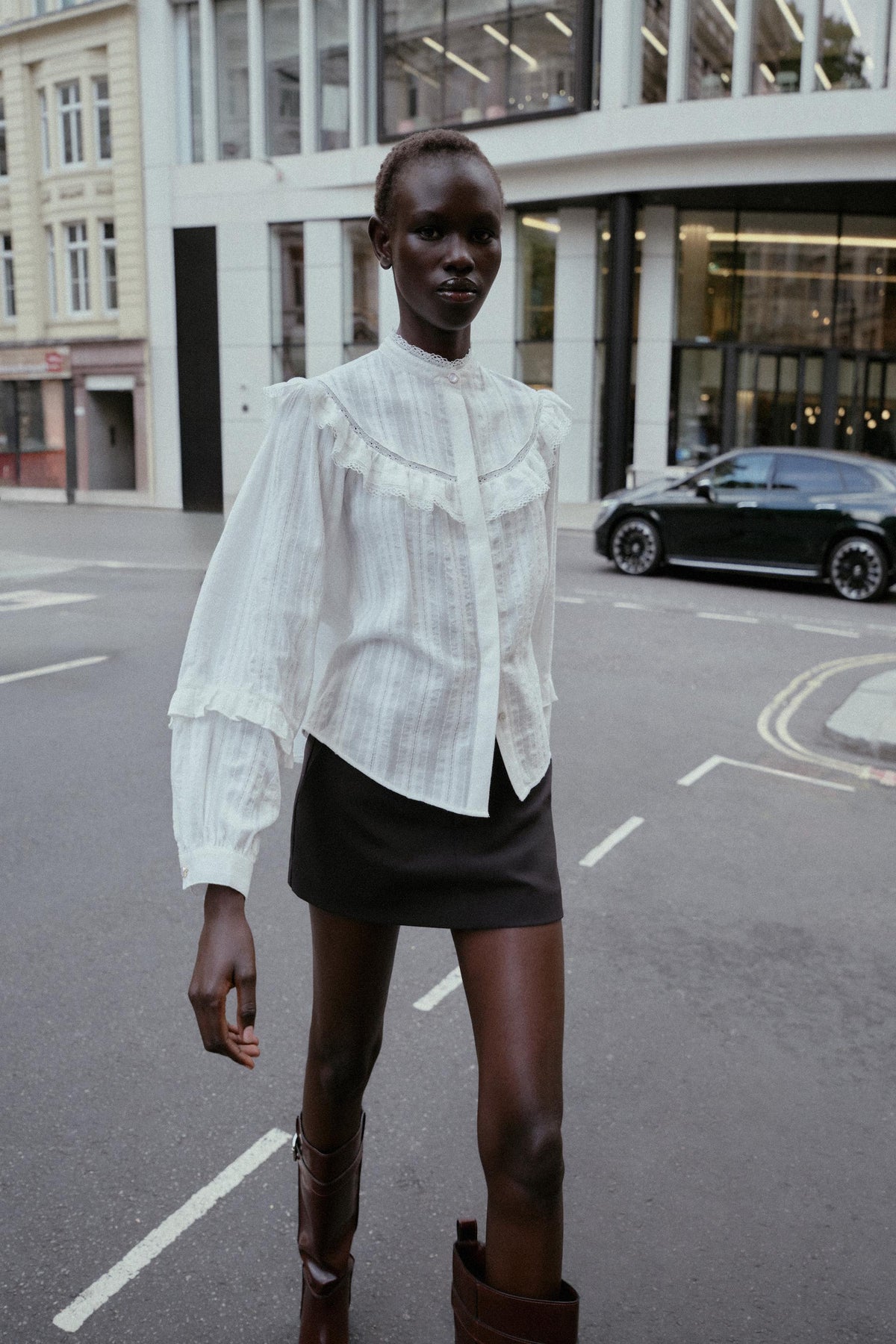 Bluse mit Spitzenbesatz und Rüschen