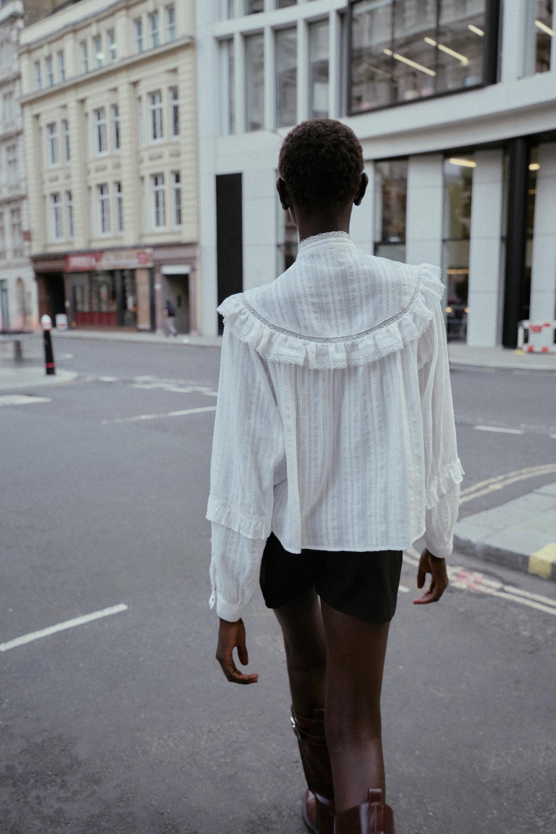 Bluse mit Spitzenbesatz und Rüschen