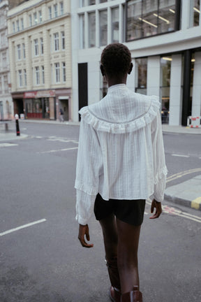 Bluse mit Spitzenbesatz und Rüschen