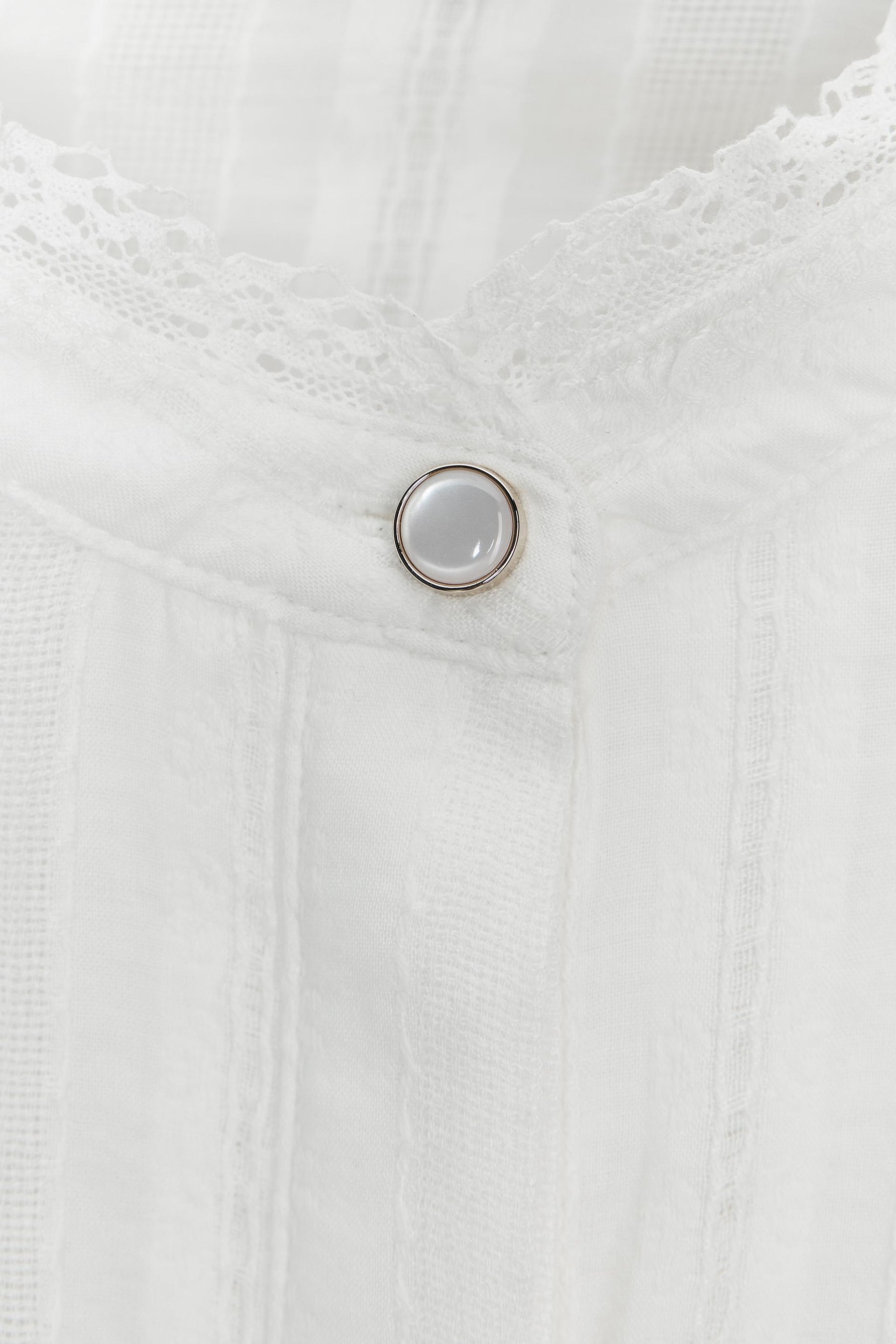 Bluse mit Spitzenbesatz und Rüschen