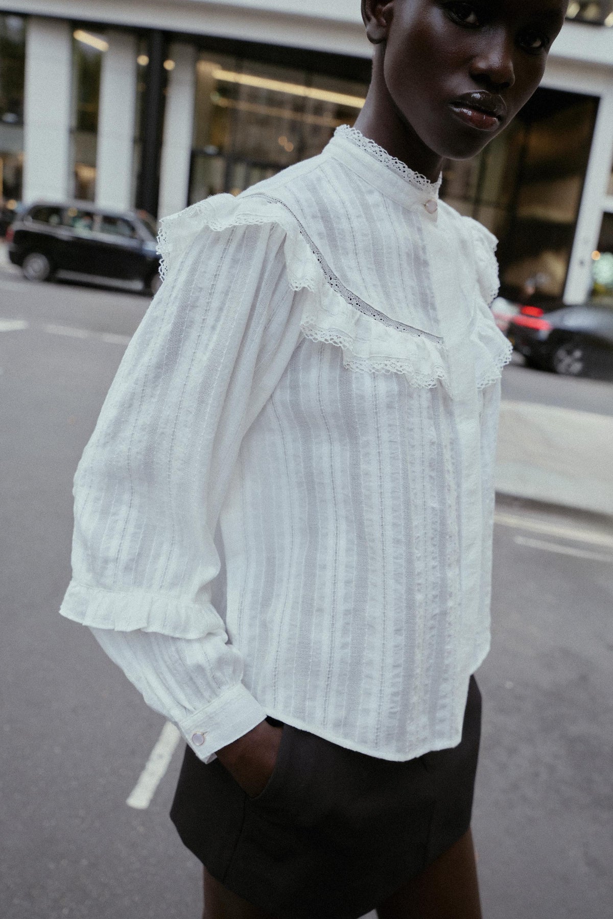 Bluse mit Spitzenbesatz und Rüschen