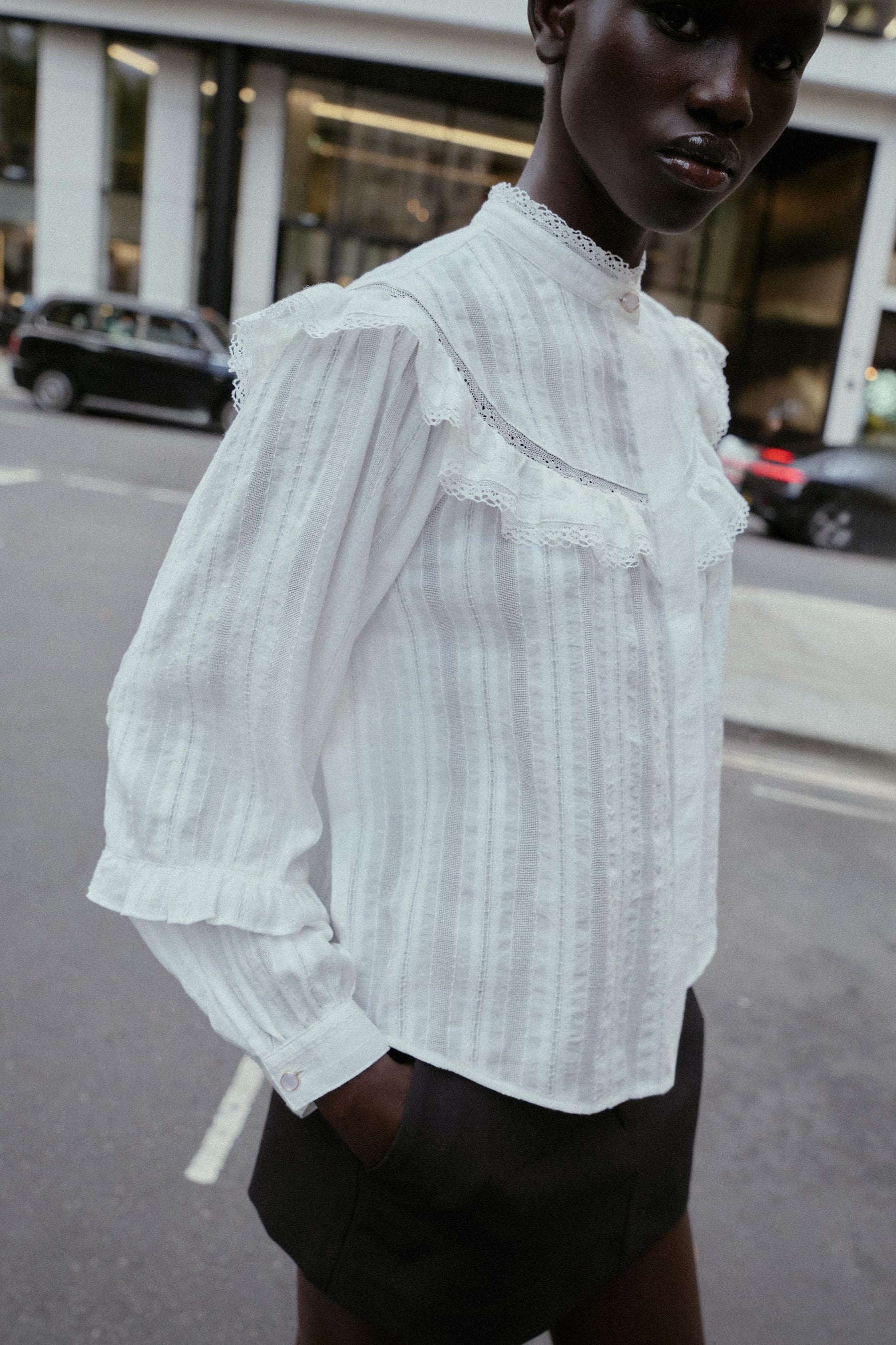 Bluse mit Spitzenbesatz und Rüschen