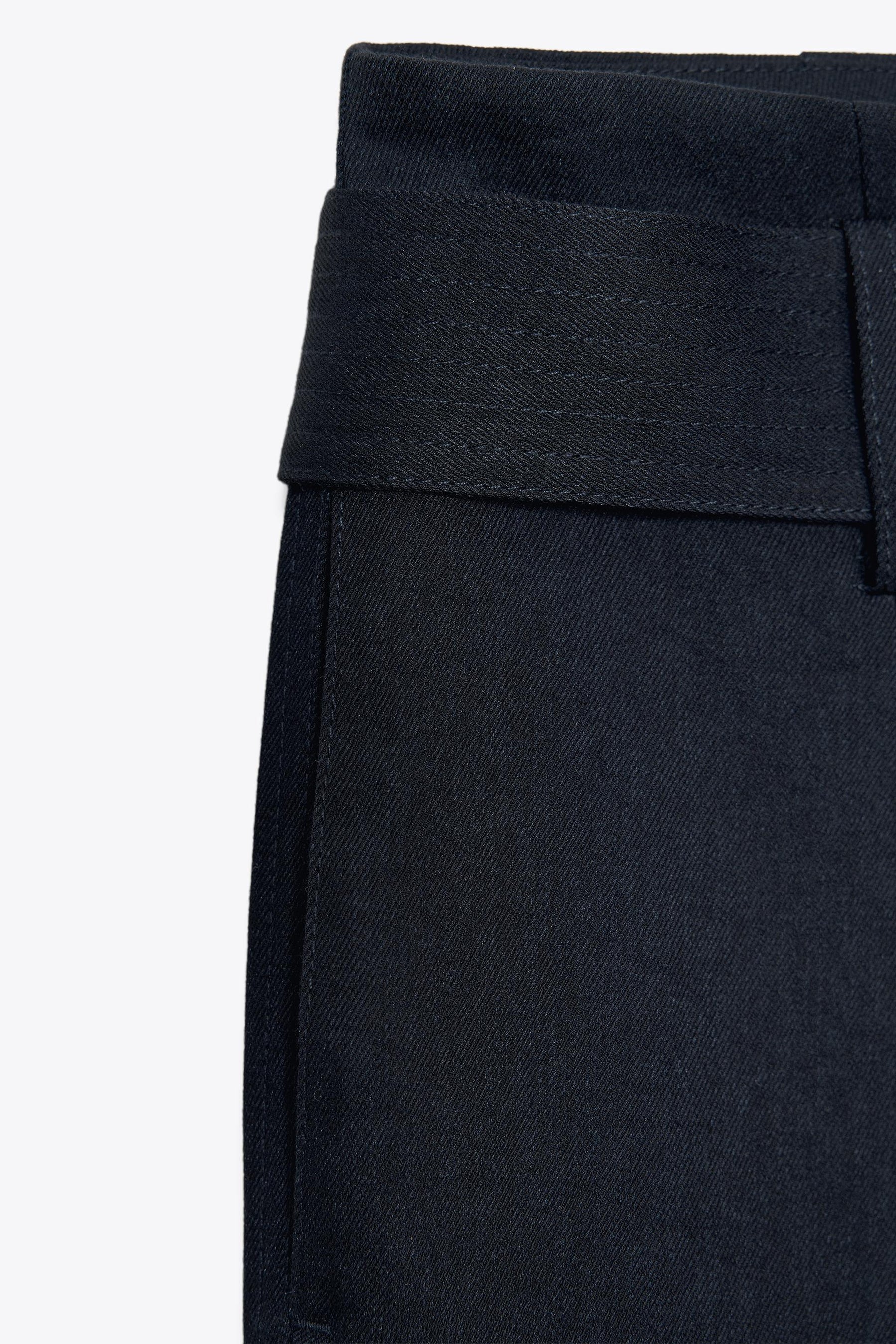 Weit geschnittene Hose mit Gürtel