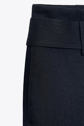 Weit geschnittene Hose mit Gürtel