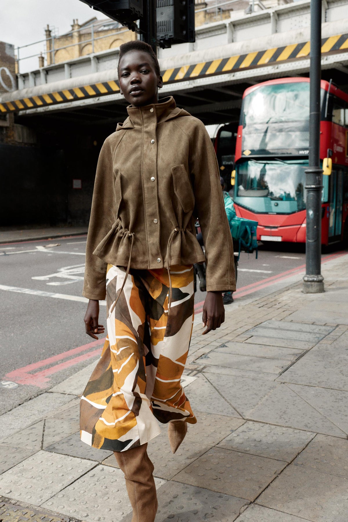 Kapuzenjacke in Wildlederoptik