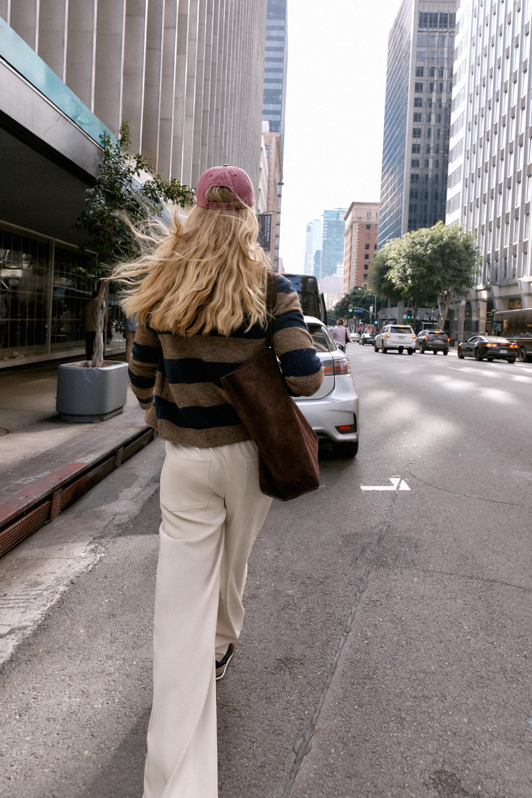 Weit geschnittene Hose mit elastischem Bund