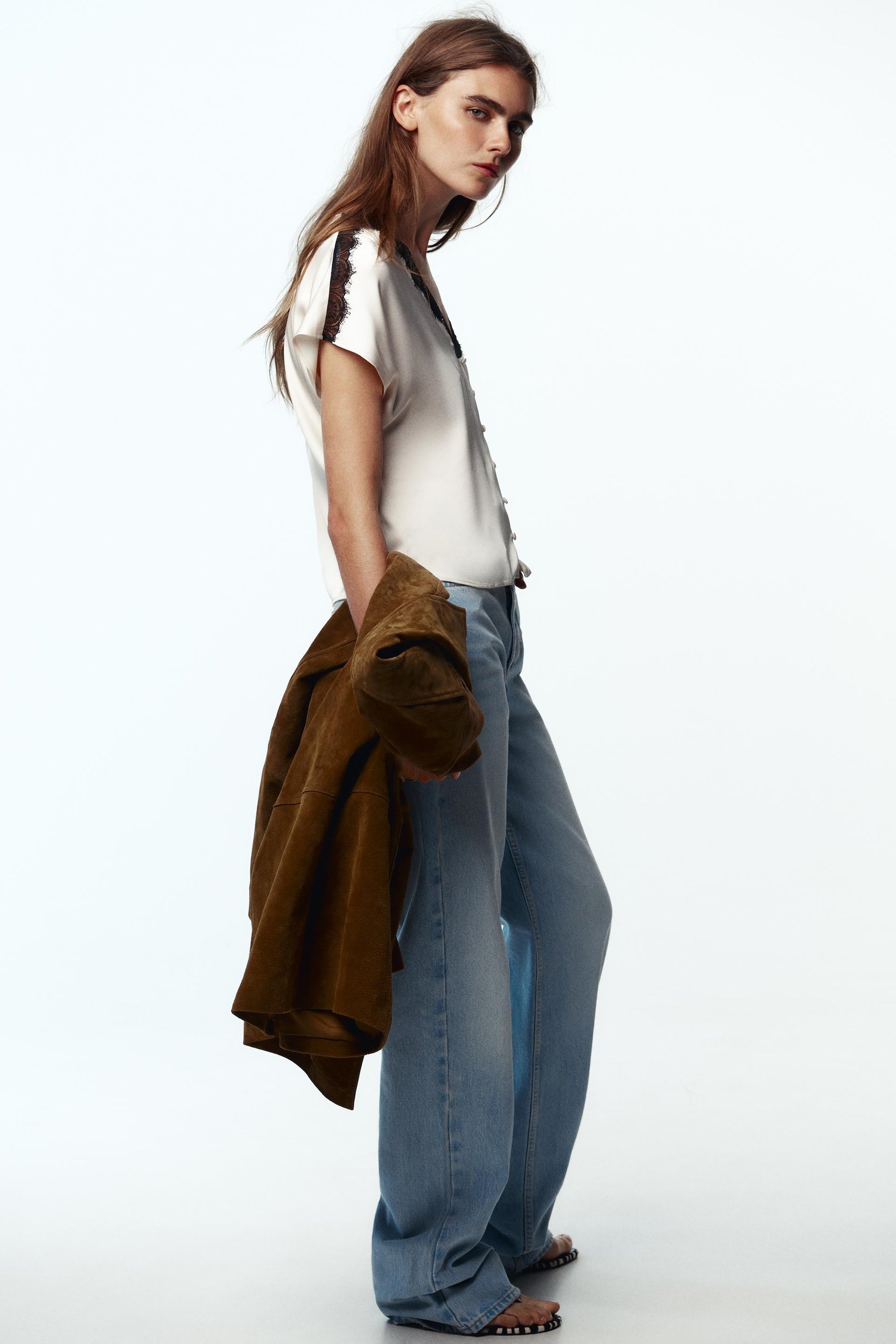 Kontrastierende Bluse aus Satin mit Spitze